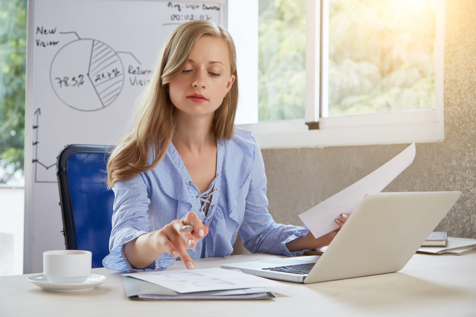 Una professionista al lavoro alla scrivania durante una sessione di consulenza formativa