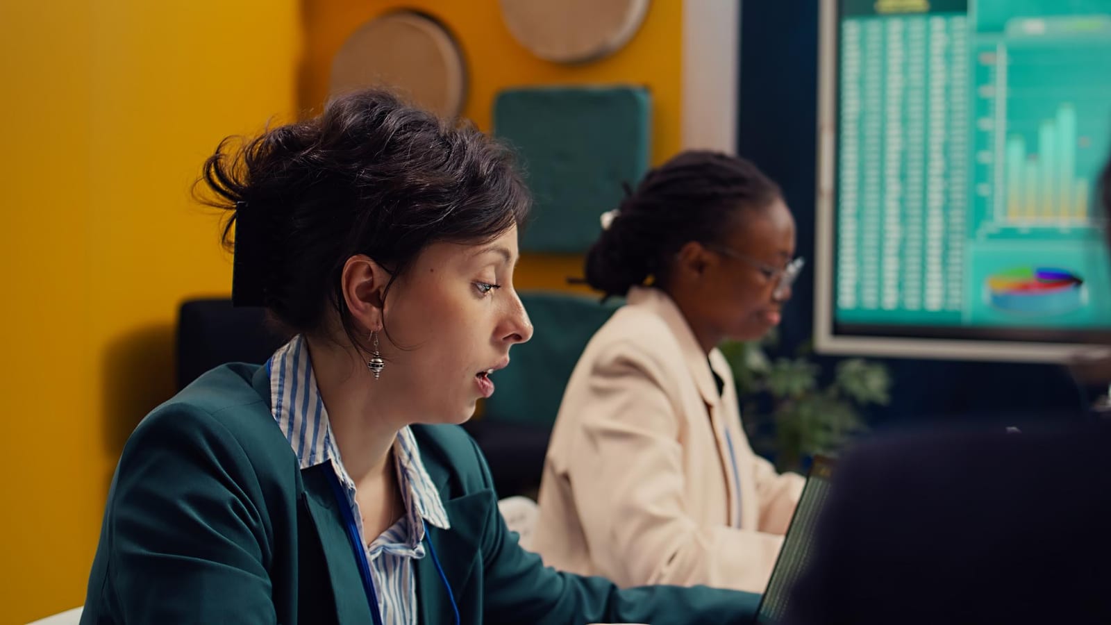 Un team esamina report finanziari e indicatori di performance su un laptop